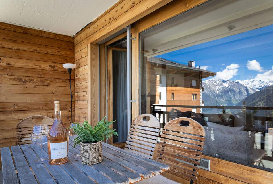 A Sun-Filled Three-Bedroom Apartment with Shared Pool and Spa - Verbier, Switzerland