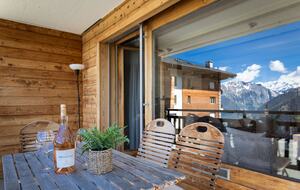 A Sun-Filled Three-Bedroom Apartment with Shared Pool and Spa - Verbier, Switzerland