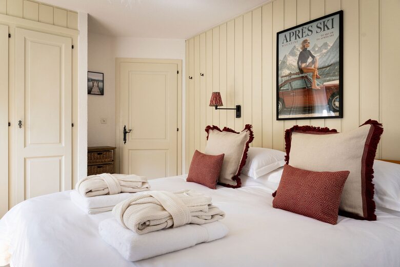 A Sun-Filled Three-Bedroom Apartment with Shared Pool and Spa - Verbier, Switzerland