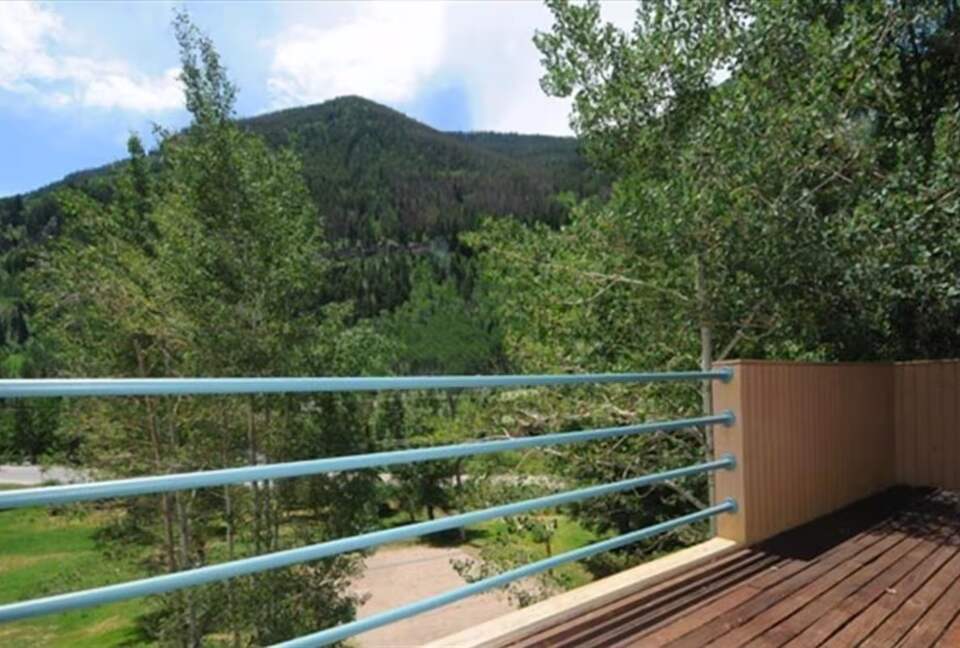 Top-Floor Vail Escape Near Slopes, Pool & Shuttle - Vail, Colorado
