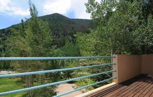 Top-Floor Vail Escape Near Slopes, Pool & Shuttle - Vail, Colorado
