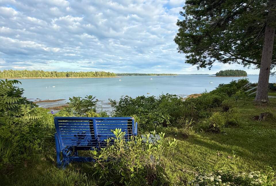 Serene Coastal Sanctuary Overlooking Casco Bay - Freeport, Maine