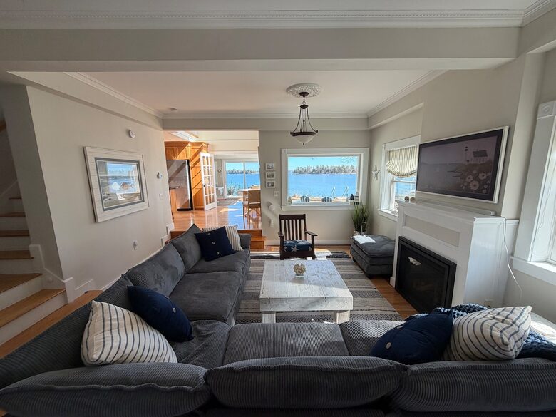 Serene Coastal Sanctuary Overlooking Casco Bay - Freeport, Maine