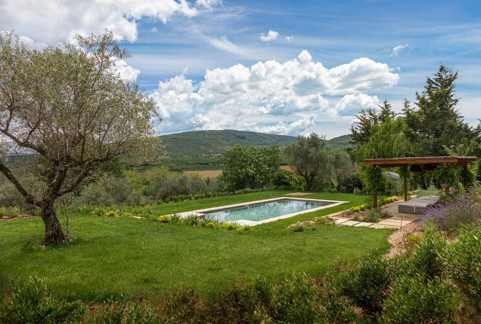 A Refined Umbrian Estate with Vineyards and Olive Groves - Gualdo Cattaneo, Perugia, Italy