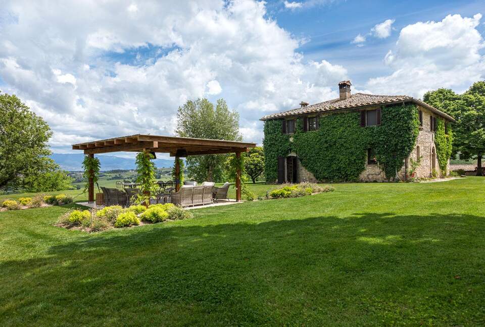A Refined Umbrian Estate with Vineyards and Olive Groves - Gualdo Cattaneo, Perugia, Italy