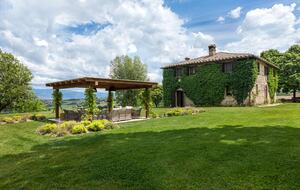 A Refined Umbrian Estate with Vineyards and Olive Groves - Gualdo Cattaneo, Perugia, Italy