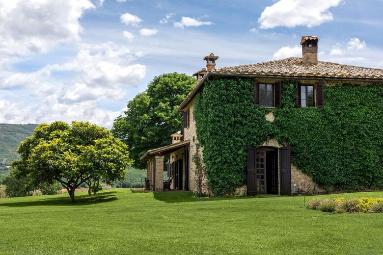 A Refined Umbrian Estate with Vineyards and Olive Groves - Gualdo Cattaneo, Perugia, Italy