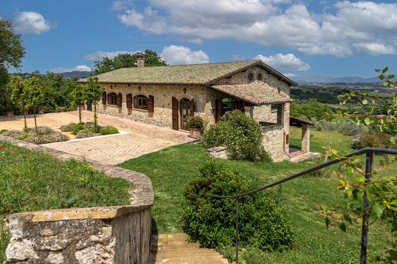 A Refined Umbrian Estate with Vineyards and Olive Groves - Gualdo Cattaneo, Perugia, Italy