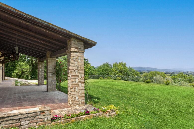 A Refined Umbrian Estate with Vineyards and Olive Groves - Gualdo Cattaneo, Perugia, Italy