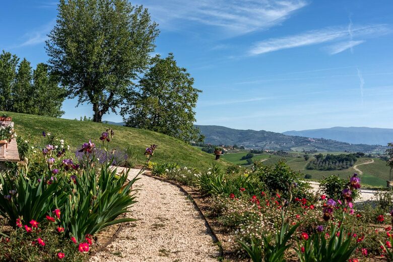 A Refined Umbrian Estate with Vineyards and Olive Groves - Gualdo Cattaneo, Perugia, Italy