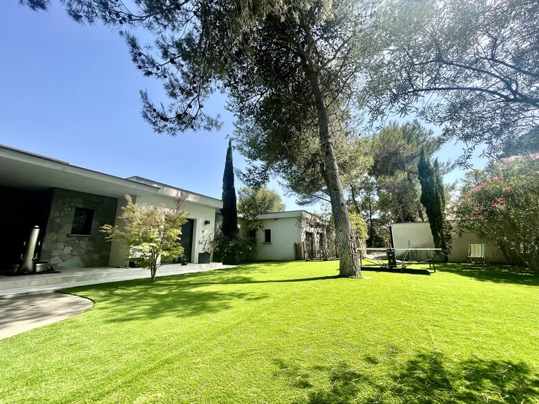 Contemporary Villa with Private Spa and Panoramic Views - Saint-Gély-du-Fesc, France