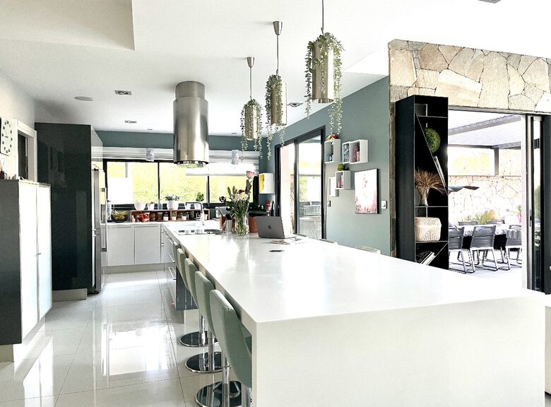 Contemporary Villa with Private Spa and Panoramic Views - Saint-Gély-du-Fesc, France