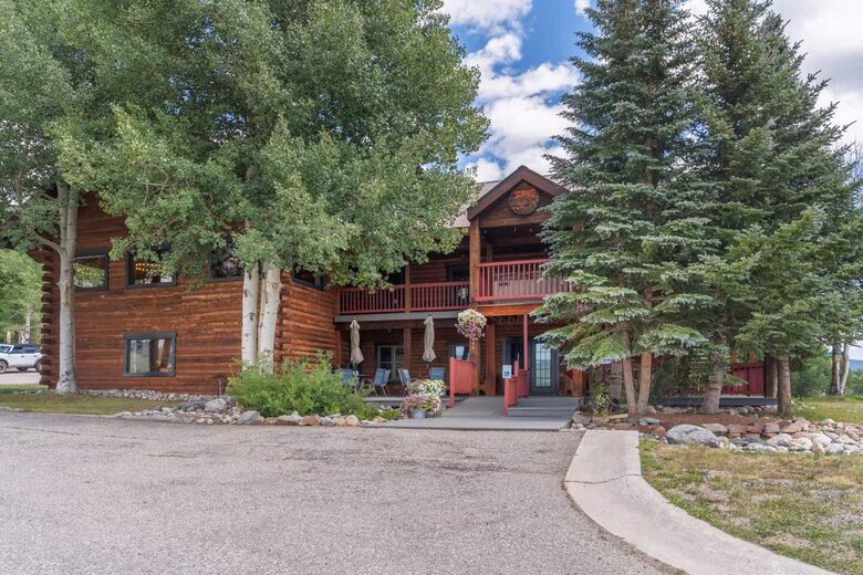 Rocky Mountain Lodge Near Steamboat Lake - Clark, Colorado