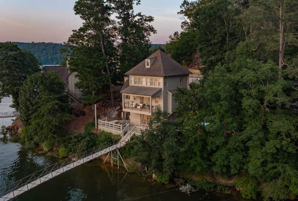 Designer Waterfront Hideaway at Point William - Crane Hill, Alabama