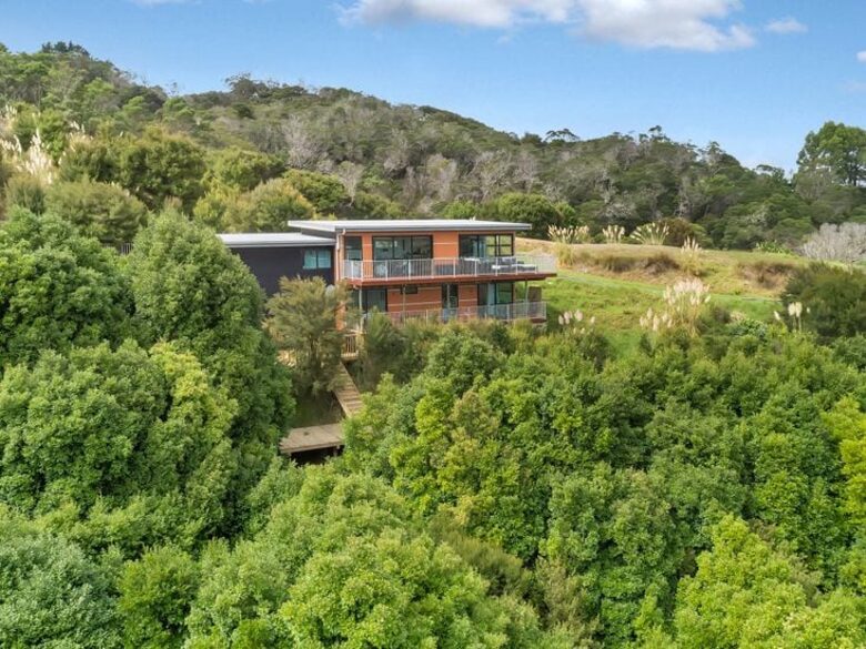 Contemporary Bay of Islands Hideaway with Spa - Russell, New Zealand