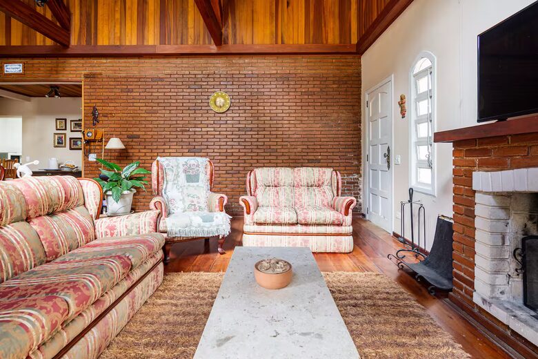Refined Two-Story Residence on Expansive, Landscaped Grounds - Campos do Jordão, Brazil