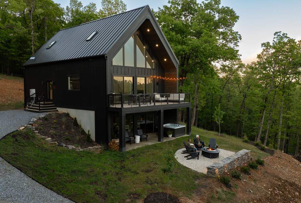 Afton Mountain Retreat with Hot Tub & Views - Afton, Virginia