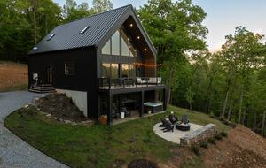 Afton Mountain Retreat with Hot Tub & Views - Afton, Virginia