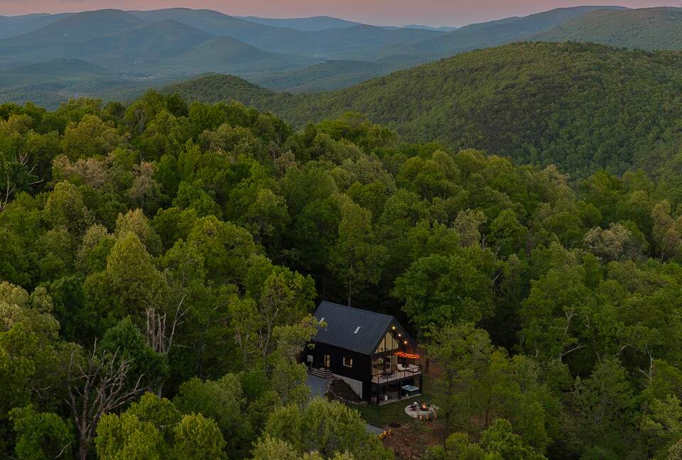 Afton Mountain Retreat with Hot Tub & Views - Afton, Virginia