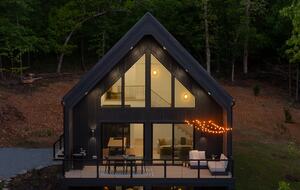 Afton Mountain Retreat with Hot Tub & Views - Afton, Virginia