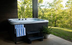 Afton Mountain Retreat with Hot Tub & Views - Afton, Virginia