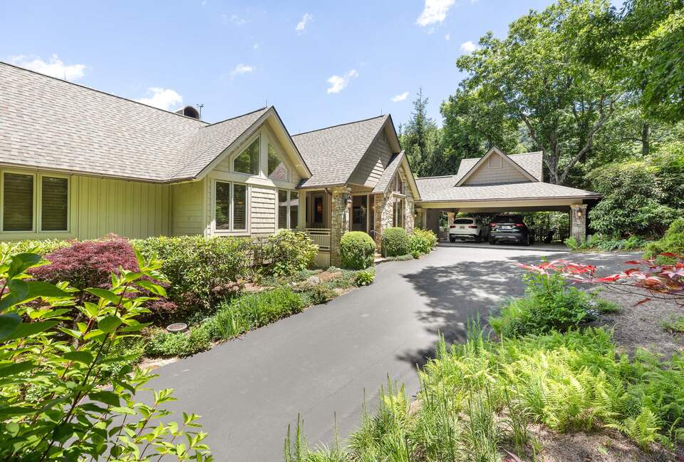 Whiteside Mountain Retreat with Sweeping Valley Views - Highlands, North Carolina