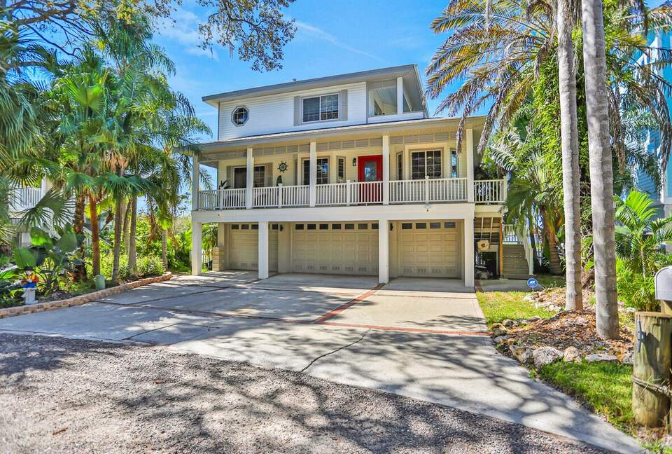 Driftwood Dreams Waterfront Retreat with Pool and Game Room - Palm Harbor, Florida