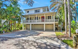 Driftwood Dreams Waterfront Retreat with Pool and Game Room - Palm Harbor, Florida
