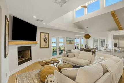 Driftwood Dreams Waterfront Retreat with Pool and Game Room - Palm Harbor, Florida