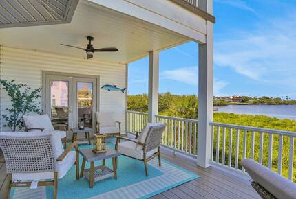 Driftwood Dreams Waterfront Retreat with Pool and Game Room - Palm Harbor, Florida