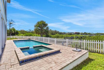 Driftwood Dreams Waterfront Retreat with Pool and Game Room - Palm Harbor, Florida