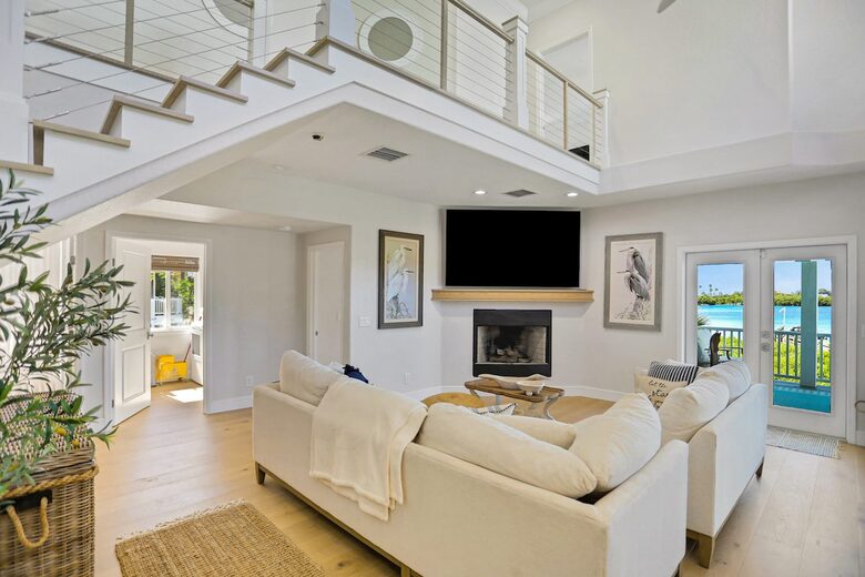 Driftwood Dreams Waterfront Retreat with Pool and Game Room - Palm Harbor, Florida
