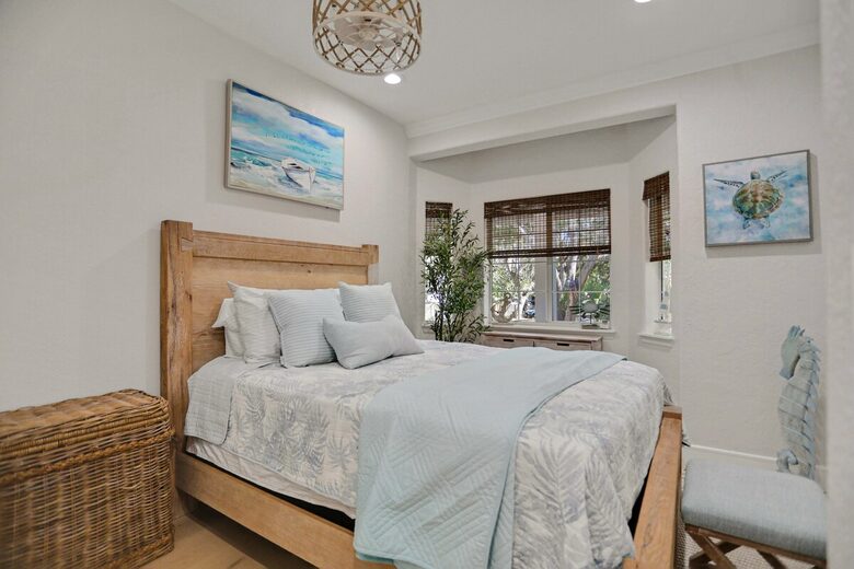 Driftwood Dreams Waterfront Retreat with Pool and Game Room - Palm Harbor, Florida