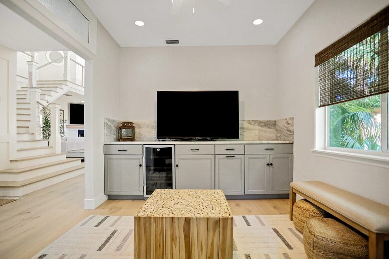 Driftwood Dreams Waterfront Retreat with Pool and Game Room - Palm Harbor, Florida