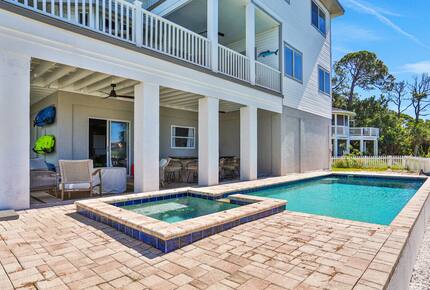 Driftwood Dreams Waterfront Retreat with Pool and Game Room - Palm Harbor, Florida