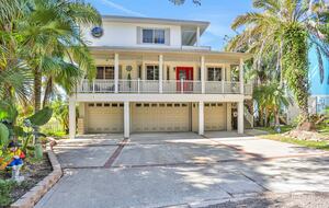 Driftwood Dreams Waterfront Retreat with Pool and Game Room - Palm Harbor, Florida