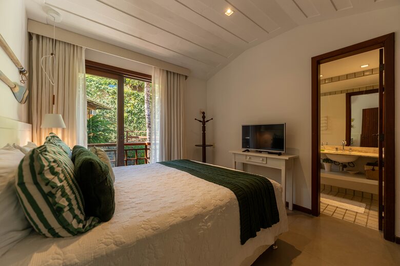 A Grand Waterfront Estate on Angra’s Enchanting Costa Verde - Angra dos Reis, Brazil