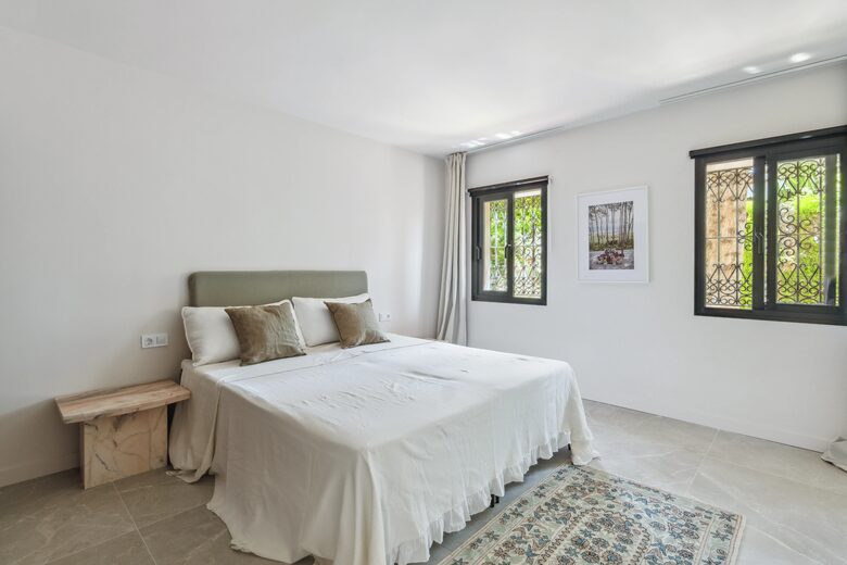 Elegant Six Bedroom Villa near Marbella and Estepona - Benahavis, Spain