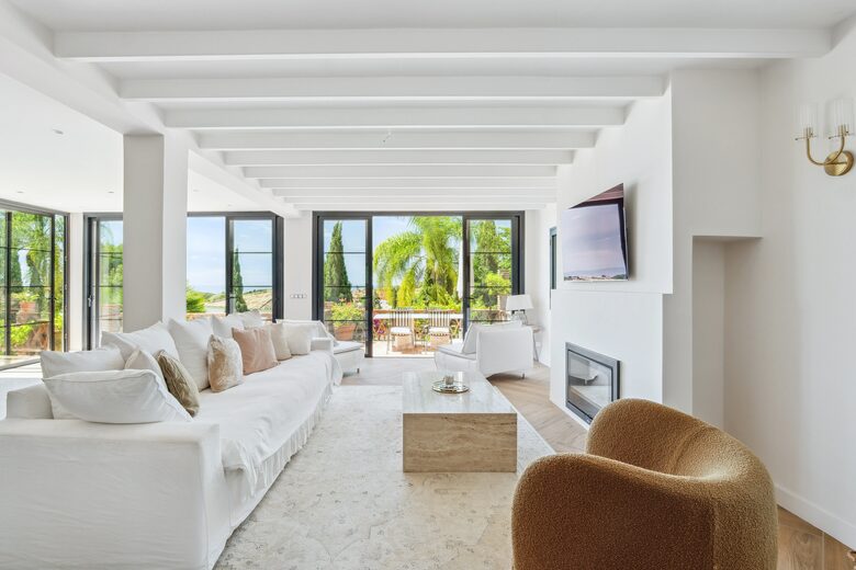 Elegant Six Bedroom Villa near Marbella and Estepona - Benahavis, Spain