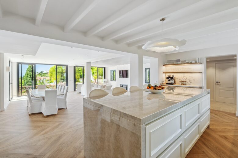 Elegant Six Bedroom Villa near Marbella and Estepona - Benahavis, Spain