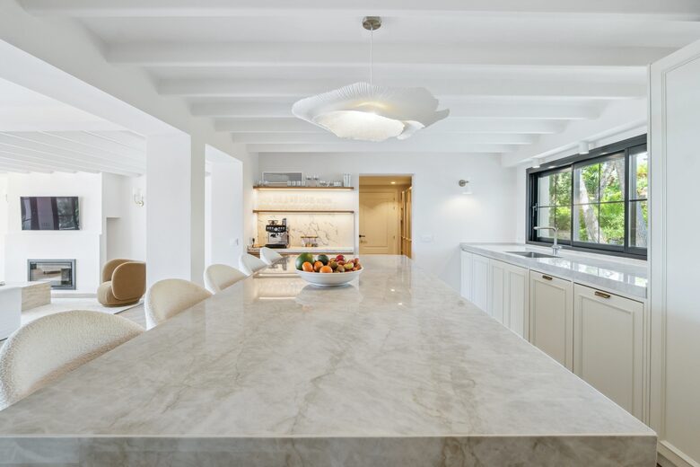 Elegant Six Bedroom Villa near Marbella and Estepona - Benahavis, Spain