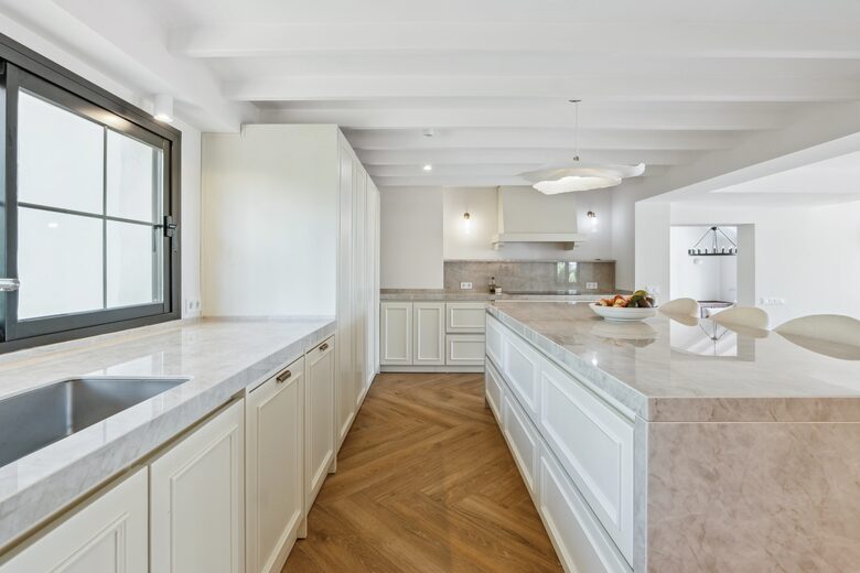 Elegant Six Bedroom Villa near Marbella and Estepona - Benahavis, Spain