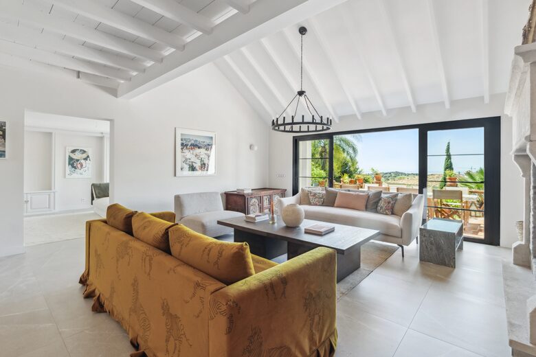 Elegant Six Bedroom Villa near Marbella and Estepona - Benahavis, Spain