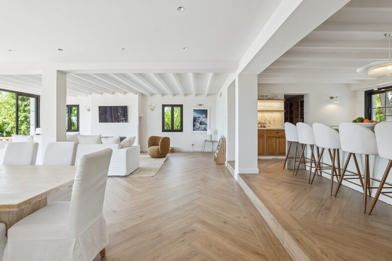 Elegant Six Bedroom Villa near Marbella and Estepona - Benahavis, Spain