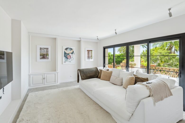 Elegant Six Bedroom Villa near Marbella and Estepona - Benahavis, Spain