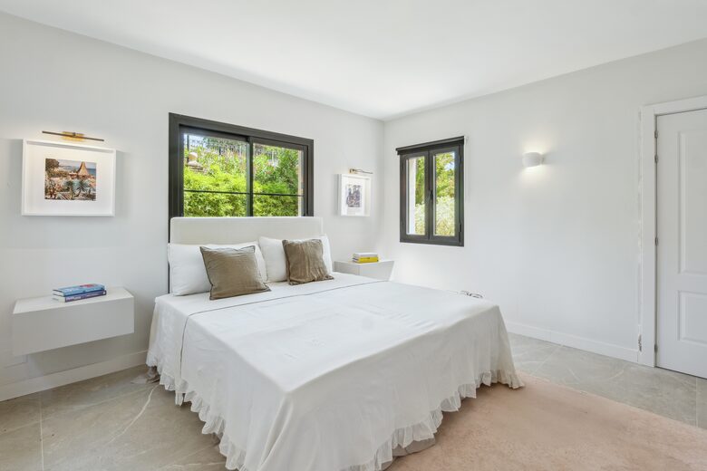 Elegant Six Bedroom Villa near Marbella and Estepona - Benahavis, Spain