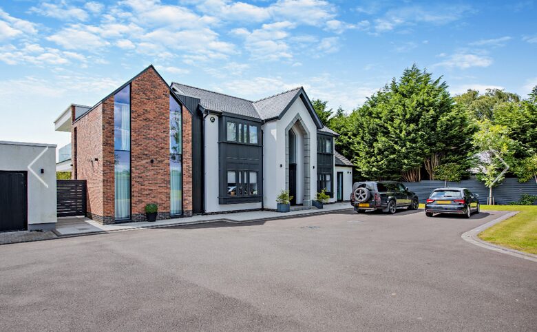 Sophisticated Countryside Estate with Private Par-3 - Knutsford, United Kingdom
