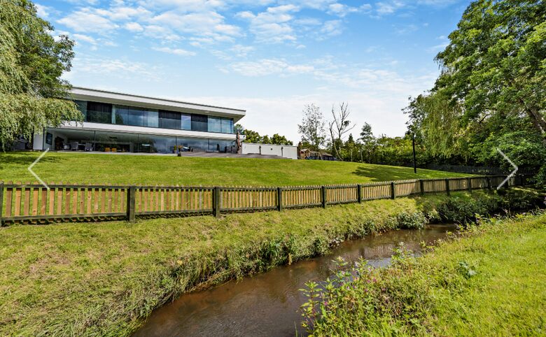 Sophisticated Countryside Estate with Private Par-3 - Knutsford, United Kingdom