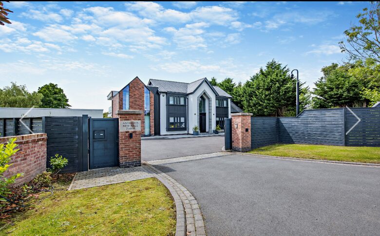 Sophisticated Countryside Estate with Private Par-3 - Knutsford, United Kingdom