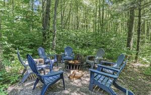 Saugatuck Log Home with Private Lake Access - Saugatuck, Michigan